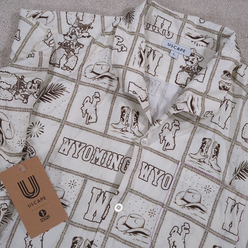 NEW Uscape Wyoming Cowboys Short Sleeve Hawaiian Button Front Shirt Men's Large